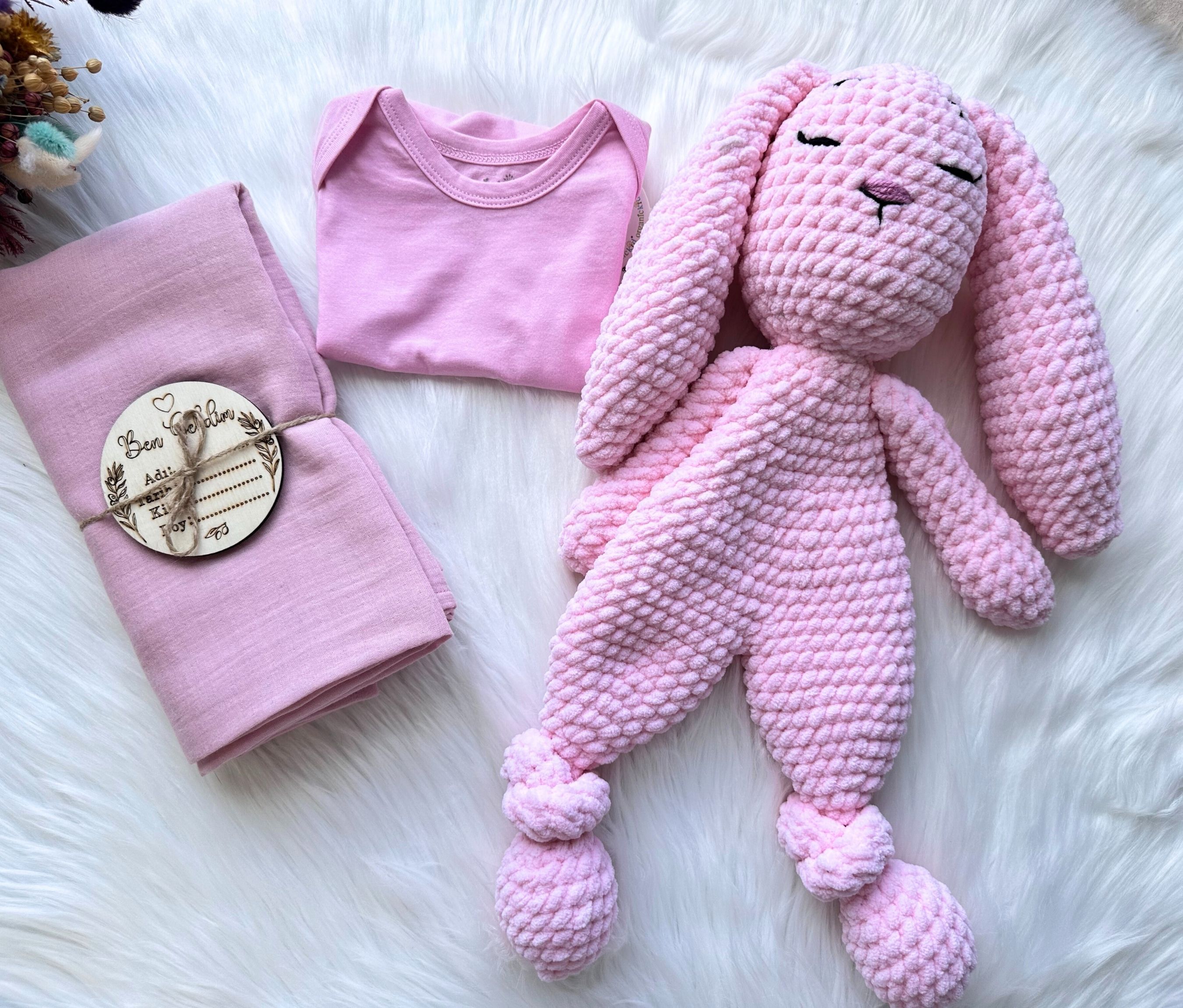 Pembe Tavşanlı Yenidoğan Bebek Hediye Seti – Kadife Yumuşaklığında El Örgüsü ve Saf Pamuk Detaylar