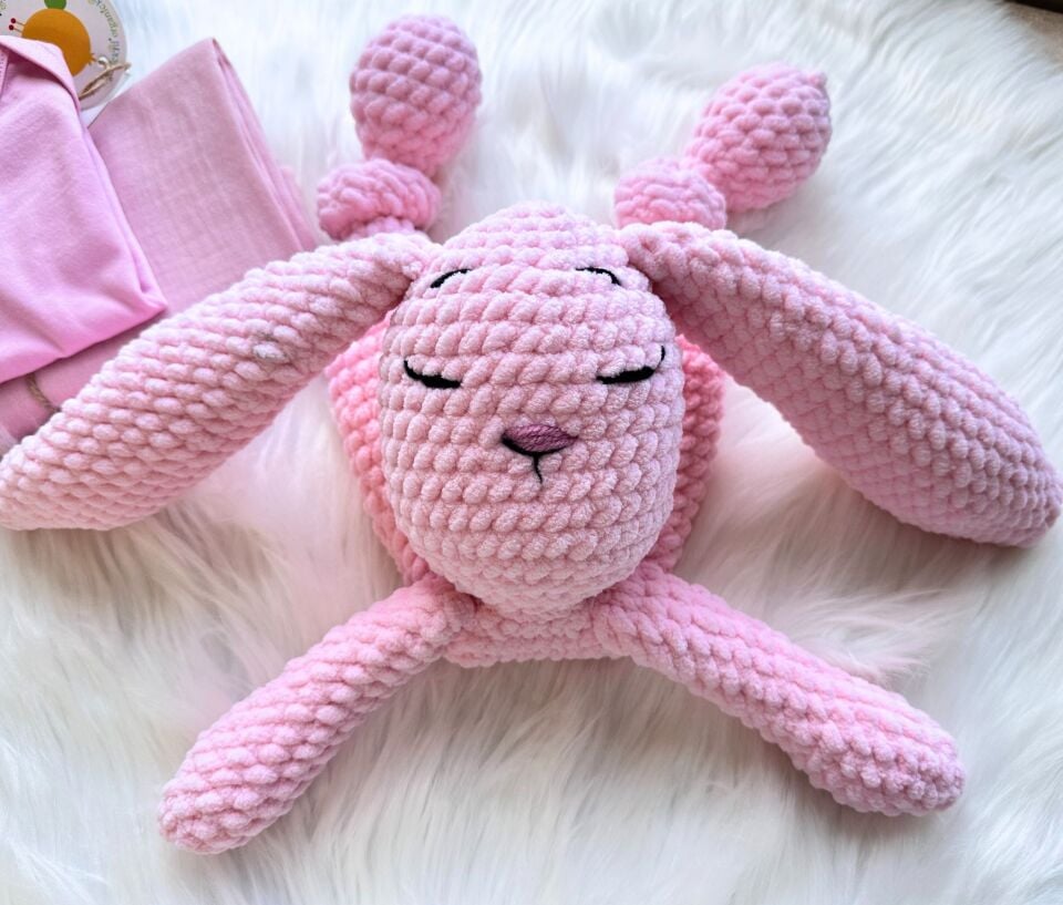 Pembe Tavşanlı Yenidoğan Bebek Hediye Seti – Kadife Yumuşaklığında El Örgüsü ve Saf Pamuk Detaylar