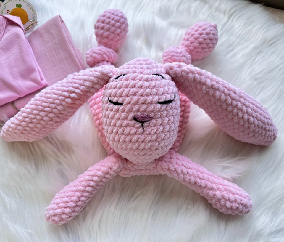 Pembe Tavşanlı Yenidoğan Bebek Hediye Seti – Kadife Yumuşaklığında El Örgüsü ve Saf Pamuk Detaylar